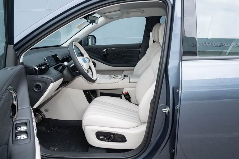 AION V - interior