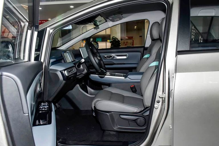 AION Y - interior