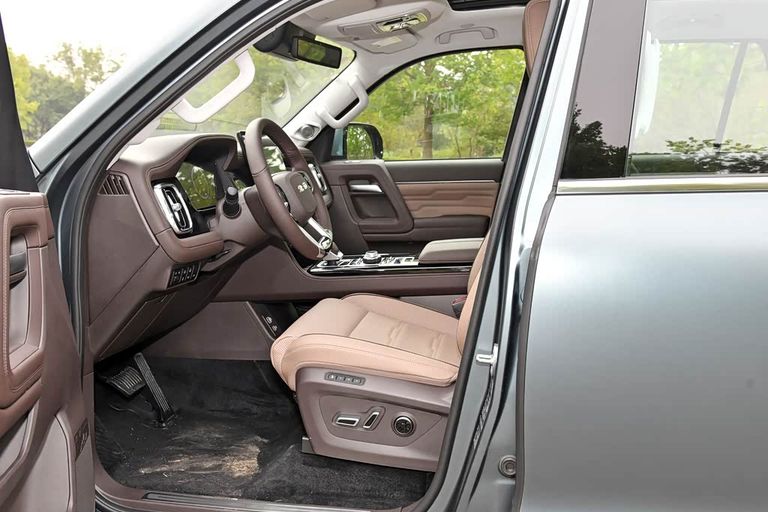 Beijing BJ60 - interior