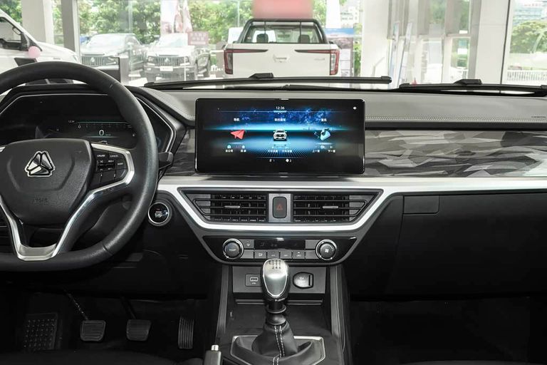 Sinotruk Bolden S7 - interior